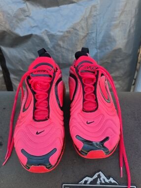 Women's Nike Neon Pink and Black Air Max 720 Sneakers